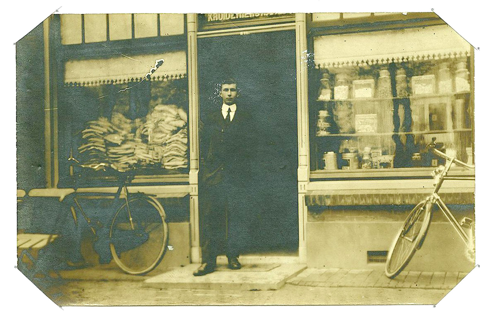 Wijhe, Boerhaar. Theo Boerkampvoor zijn kruideniers- en textielwinkel. Foto 19134. Later de Eldoradobar.