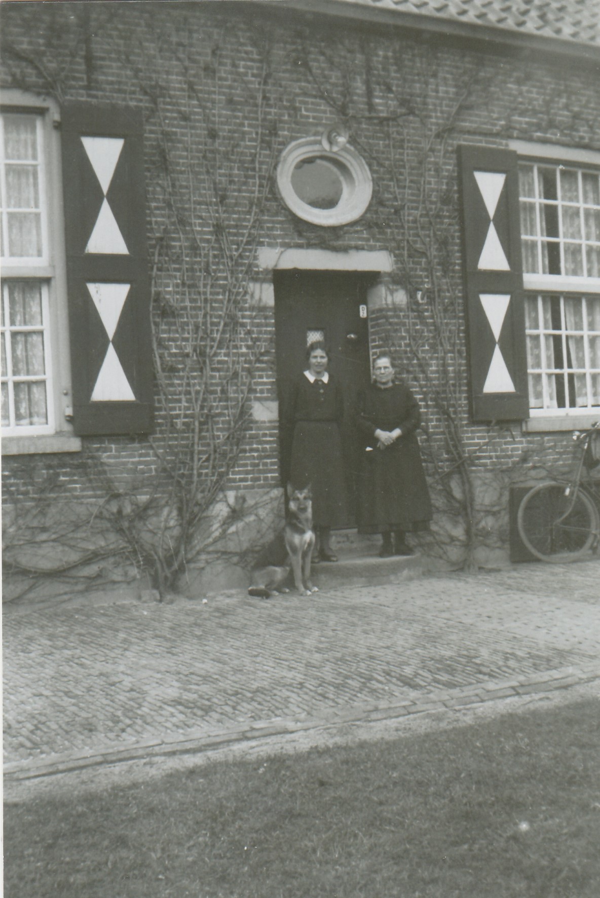 Wijhe, De Gelder. Jeltje van der Ploeg-Elzinga, echtgenote van overwegwachter Sietse van der Ploeg, met haar dochter Schouwtje.