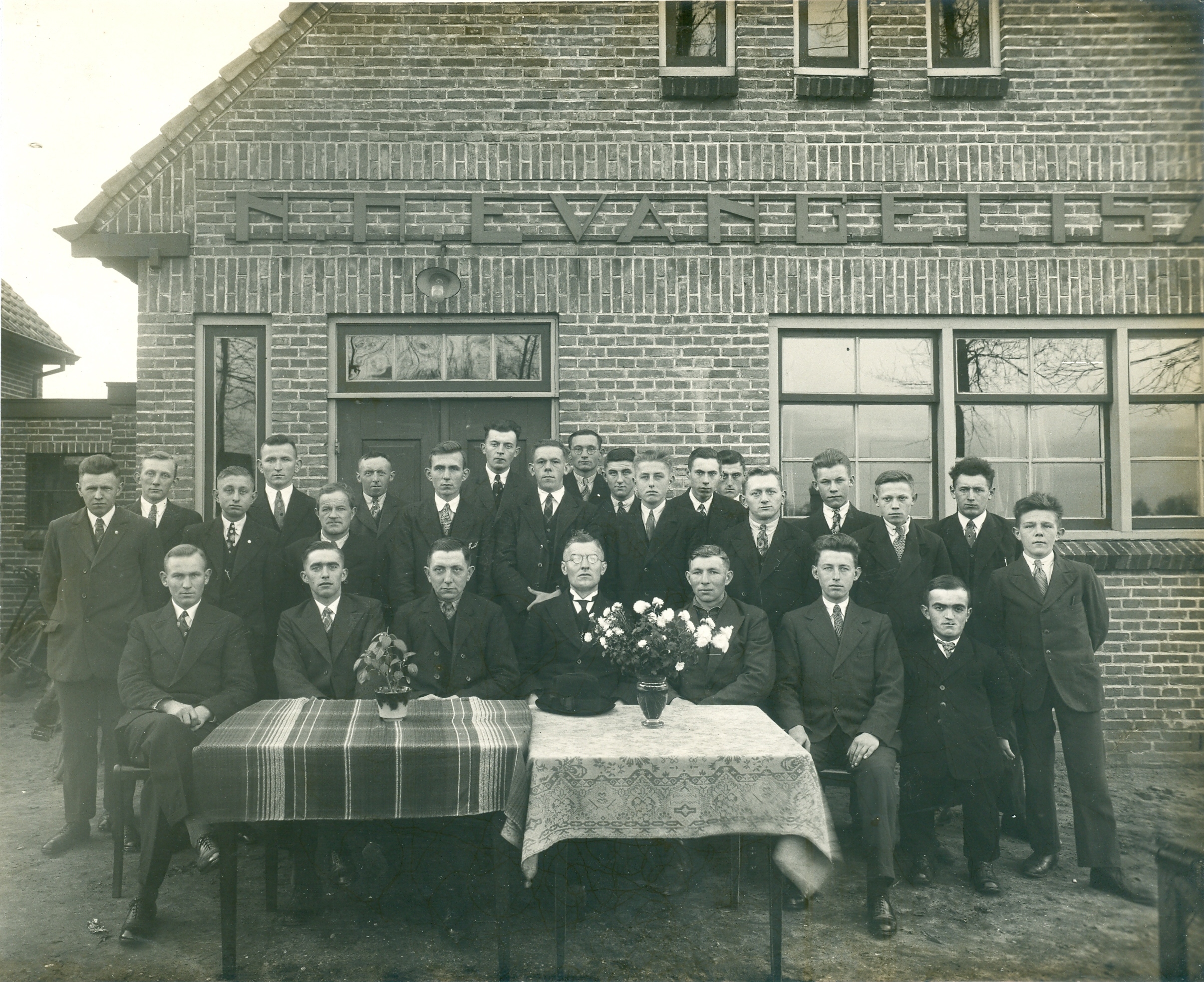 Wijhe, Elshof, Elshof. Jongeling Vereniging Elshof. Zittend vlnr: B. Hietberg, B. Marsman, H. Brilleman, Koppers, hulpprediker, B. ten Broeke. H.J. Kappert, A. Steijn Achterste rij: J. Dijk, A. van Wijhe, A. Kappert, F. Hietberg, knecht van van Wijhe, W. Dijk, Joh. Hietberg, ----, ----, Eshuis, H.J. Steenbergen, G. Klein Oonk, A. Temmink, J. Grotenhuis, ----, H. Tekema.