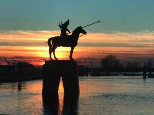 Ruiterbeeld in de Kozakkenhaven in Veessen aan de IJssel bij hoogwater